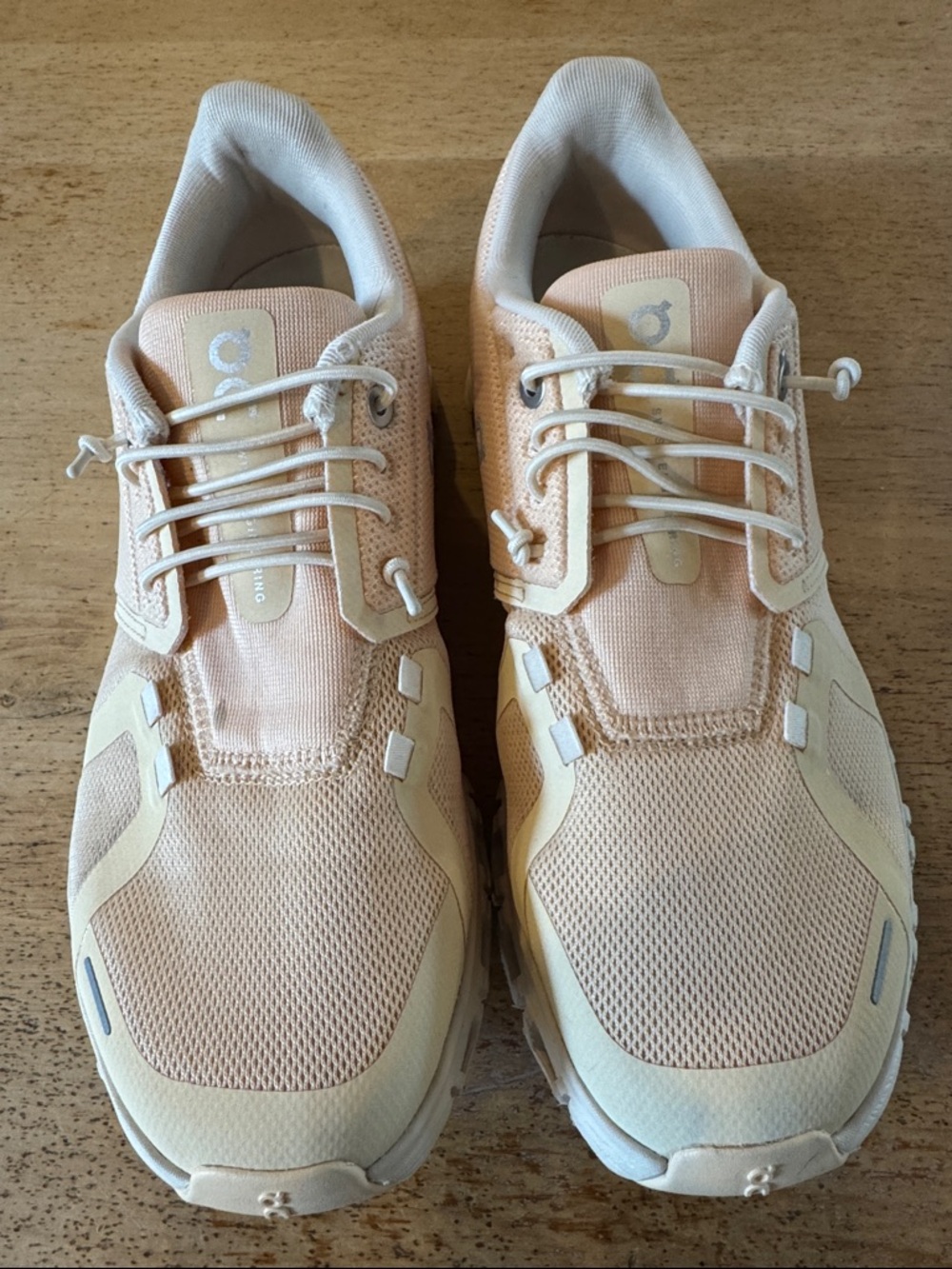 Lightweight Women’s On Cloud 6 Sneakers in Blonde